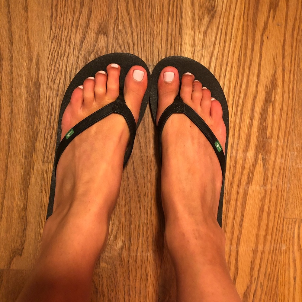 sanuk flip flops